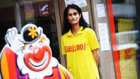 Vibhu P. Patel tycker att kommunen är respektlösa när de tillåter en annan glassförsäljare precis utanför hennes butik. Foto: Ola Axman