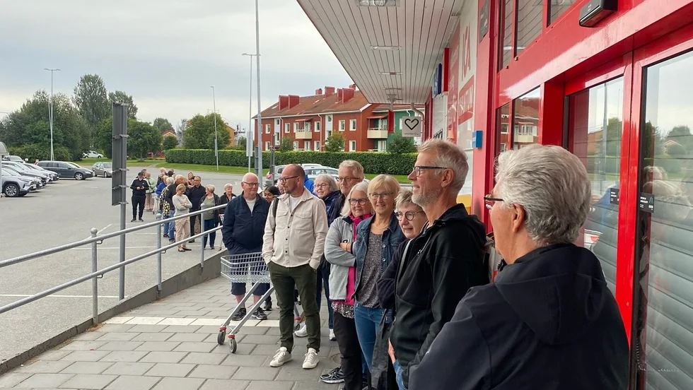 Kön sträckte sig genom hela butiken och ut på parkeringen.
