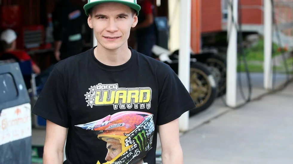 Tränade. Patryk Dudek kände på Motala arenas oval redan under eftermiddagen. Formen känns bra och han brukar trivas på banan i Motala.