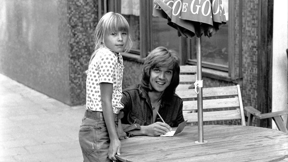 I juli 1975 var Björn Skifs och hans band Blåblus i Linköping för att spela i Folkets park och i Gamleby. Linköpingsflickan Anna Johnson fick  Björns autograf under intervjun med Corren. 
