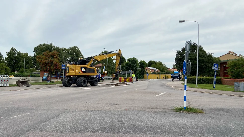 I korsningen Birgittas Väg–Skänningegatan byggs nu en cirkulationsplats.
