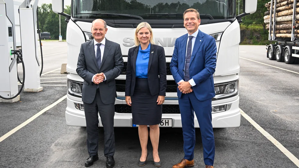 Tysklands förbundskansler Olaf Scholz, statsminister Magdalena Andersson och Scanias vd Christian Levin sammanstrålade i Södertälje häromveckan.