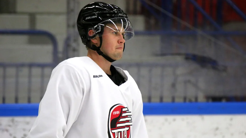 Adam Eriksson har varit borta från spel sedan strax efter nyår, men när Piteå Hockey träningsspelade mot Kalix var 21-åringen äntligen tillbaka på isen. 