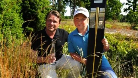 Far och son vann. Pär Johansson och Gustav Johansson Strand vann årets upplaga av VT-golfen. - Det känns jättekul, jag blev verkligen snopen, säger Gustav, som tillskillnad från sin far är en ovan vinnare. Pär var en av kommunens bästa golfspelare för 20 år sedan. Foto: Anders Steiner