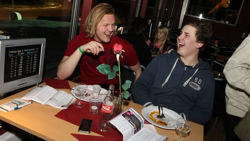Mantorpskillarna Jesper Hedqvist och Jakob Smith tycker att det är roligt med hästar. Både att arbeta med och spela på.