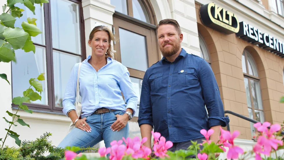 Vänstern vill införa en "klimatbiljett" inom kollektivtrafiken. Ett årskort ska kosta 3650 kronor, med andra ord 10 kronor om dagen. "Det kan inte vara så att det är billigare att åka bil än kollektivt. I vår geografiskt stora kommun är det ännu viktigare", säger Daniel Gynnerfelt, här bredvid Lena Granath.