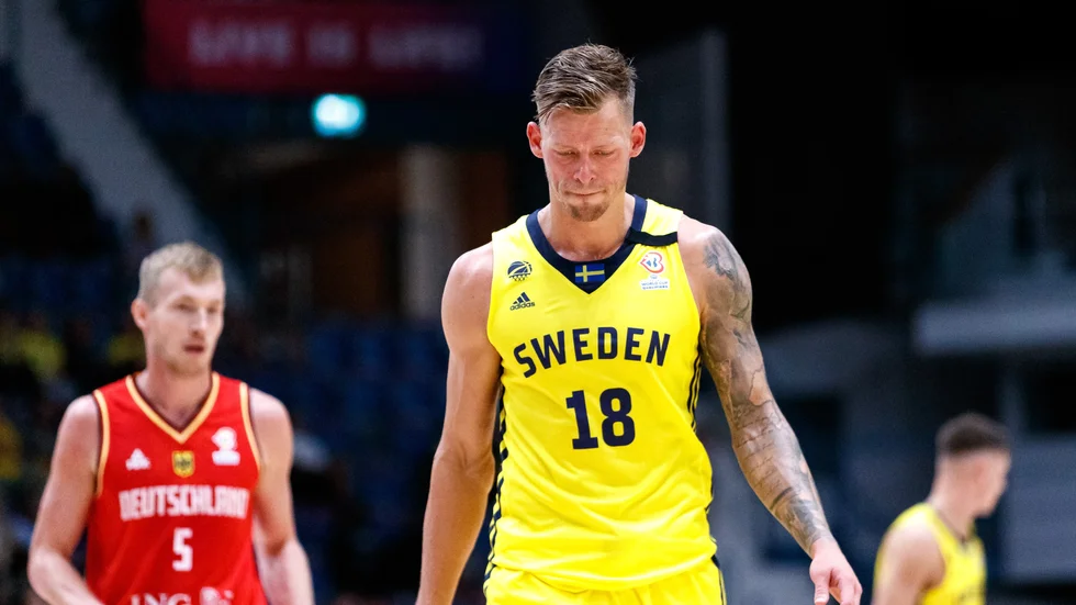  Viktor Gaddefors och resten av spelarna i Sverige bar under torsdagskvällen sorgeband för att hedra minnet av bortgångne Ike Person. 