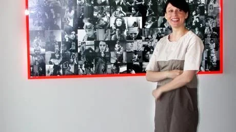 Den tjeckiska konstnären Svetlana Heger framför ett av sina fyra stora fotocollage med kvinnor som gör en enda sak - röker.