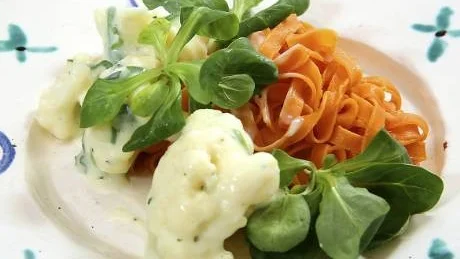 Sommarmat. Färsk pasta med lättstuvad blomkål smaksatt med purjolök och persilja är mat med sommarkänsla.Foto: Dan Strandqvist