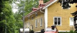Hyresgästerna kvar i förfallet hus