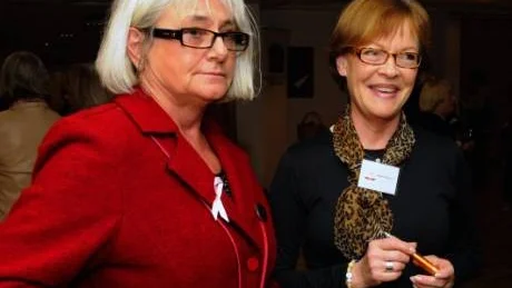 1,6miljonerklubbens Wivi-Ann Heurlin-Krantz och Margareta Holmgren menar att mycket av klubbens arbete kanske inte hjälper just deras generation.  Förhoppningsvis kommer det våra döttrar till godo, säger klubbmedlemmarna. Foto: Anders Steiner