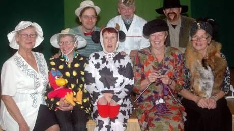 De medverkande i kabarevyn Kropp och själ. Bakre raden från vänster:Martin Danielsson, Fred Liljedhal och Bo Hallstensson. Främre raden från vänster: Lilian Liljedahl, Greta Jonsson, Sarah Hallstensson, Ingegerd Norling och Sylvia Axelsson.