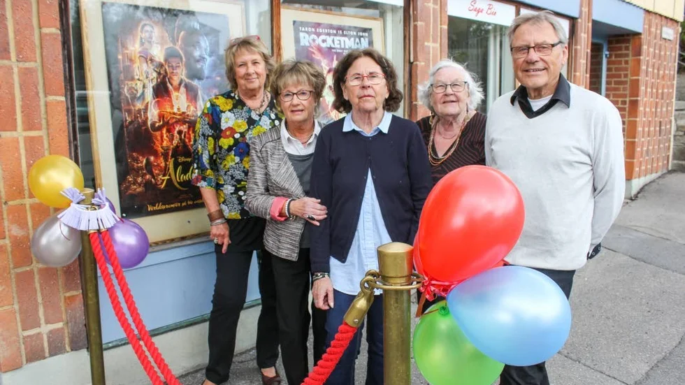 Kicki Von Wachenfeldt, Britt-Louise Adamsson Larsson, Solveig Wallén, Ingalill Sandberg Åhlund och Stem Uddin från Flens dagfilmstudio framför Sagbiografen under tioårsjubileet i våras. Nu är höstsäsongen igång.