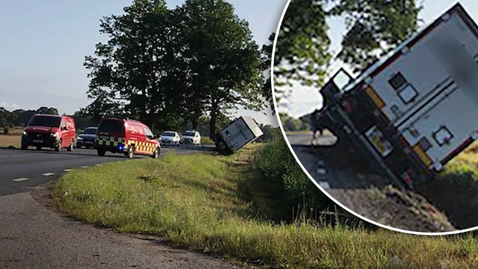 Lastbilen blev hängande i 45-gradig vinkel.
