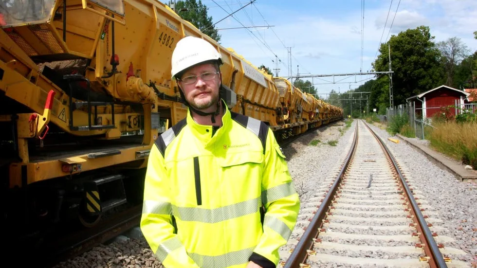 Rickard Karlsson, projektledare på Trafikverket, förklarar att spåret måste flyttas några centimeter i sidled för att ligga rätt i förhållande till det intilliggande spåret.
