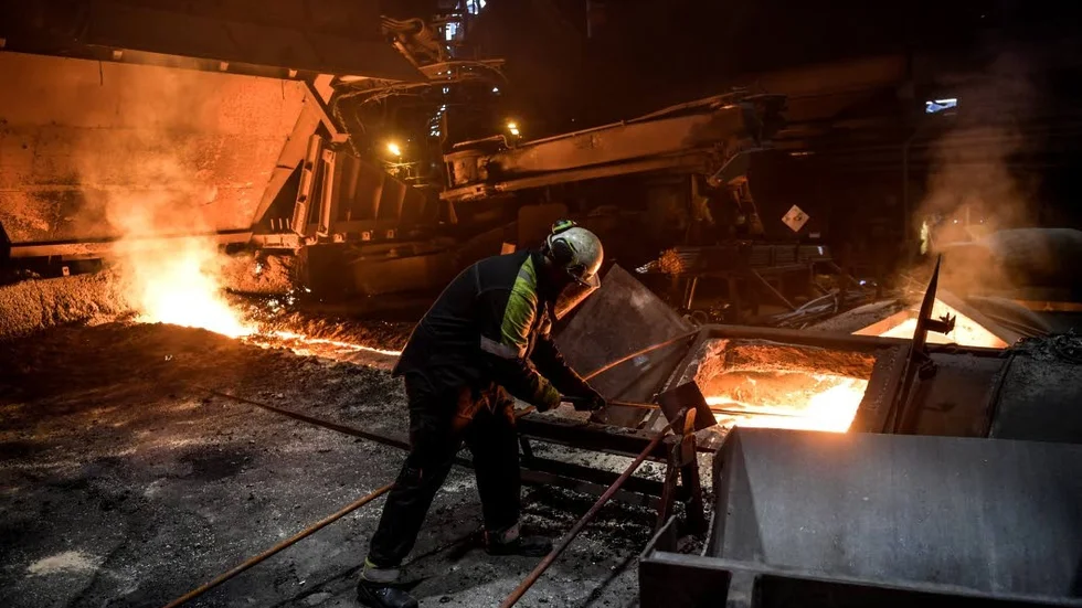 Drygt 100 personer får söka nya jobb när den ena masugnen stängs hos SSAB i Oxelösund.