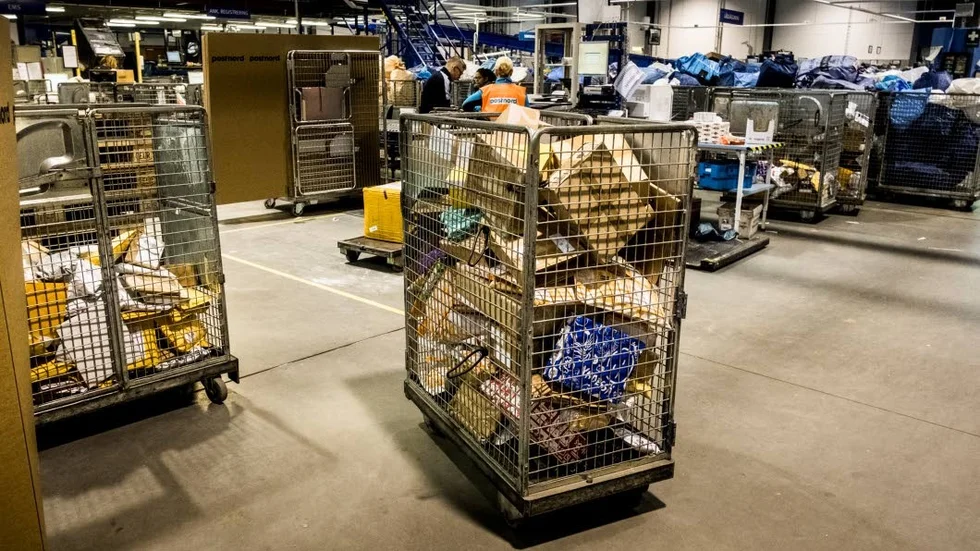 En kvinna  har åtalats för paketbedrägeri. (Bilden är tagen vid ett annat tillfälle)