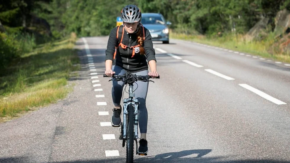 Det finns inte mycket plats på vägen för de cyklister som vill ta sig från Nyköping till Stendörren. Bilden är tagen vid ett tidigare tillfälle och cyklisten har inget med insändaren att göra.