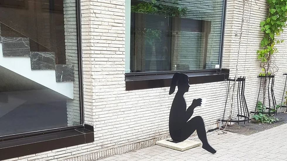För en kort stund trotsades tiggeriförbudet i centrum av ett konstverk – nu bortplockat.