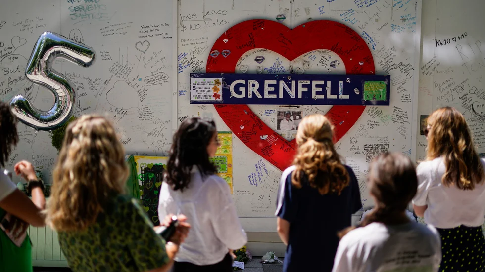 Londonbor hedrar minnet av de 72 människor som omkom i branden i Grenfell Tower den 14 juni 2017.