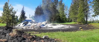 Gräsbrand spred sig – lada i Rutvik brann ned 