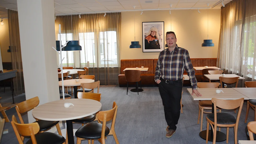 Andreas Renberg visar upp nya Svantes Bistro & Café innan invigningen. "Vi är jättenöjda med inredningen. Pappas porträtt har vi också hängt upp så han följer med oss hit", säger Andreas.