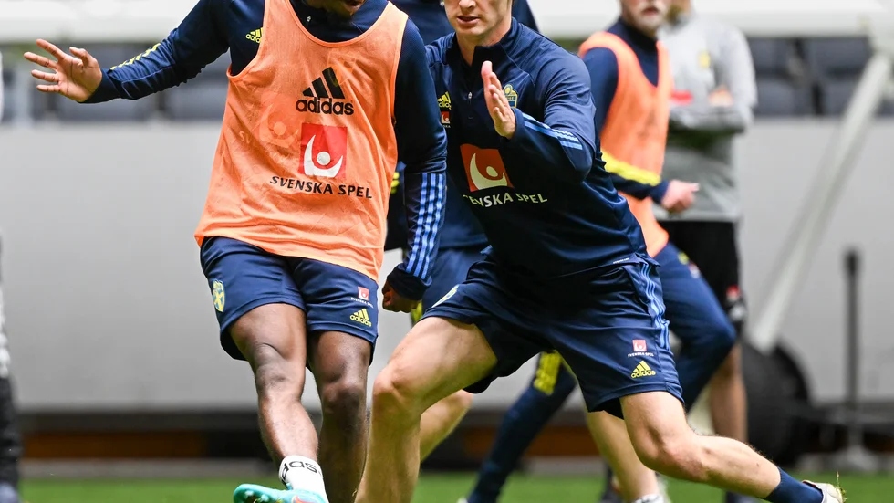 Anthony Elanga i duell med Hjalmar Ekdal under landslagets träning på Friends arena.