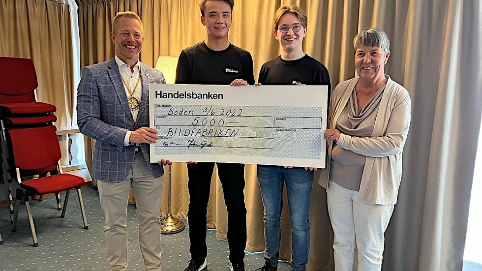 Johan Gröhn och Eija Andersson, Rotary, delade ut 2022-års UF Stipendium. 5000kronor gick till André Palm och Jakob Larsson. Saknas på bilden gör Isak Laestadius.