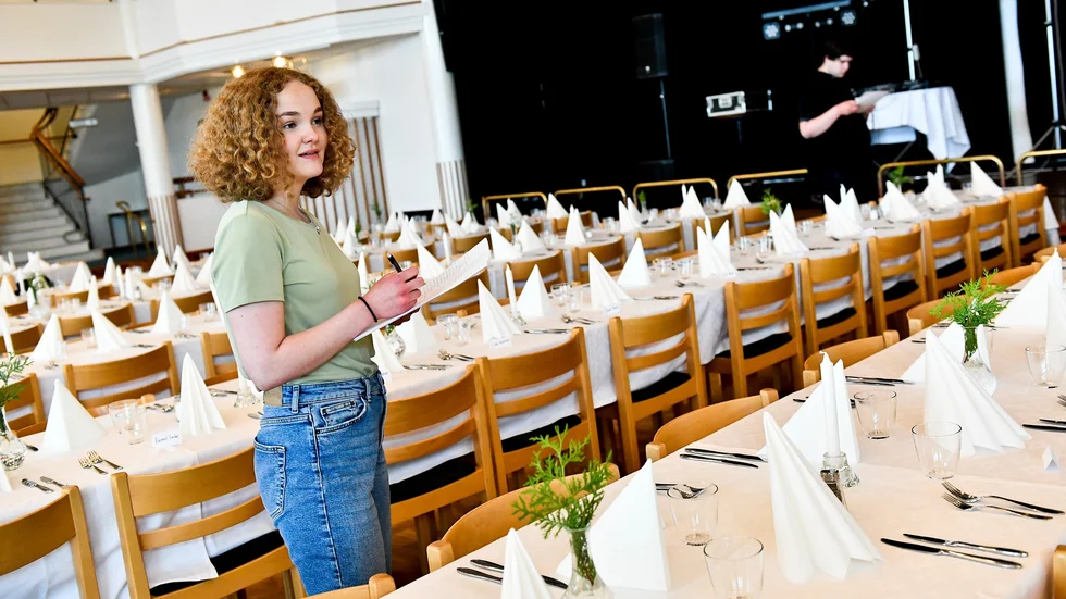 Tindra Lundmark tillsammans med övriga studenter i balgruppen har hjälpts åt med dukningen.