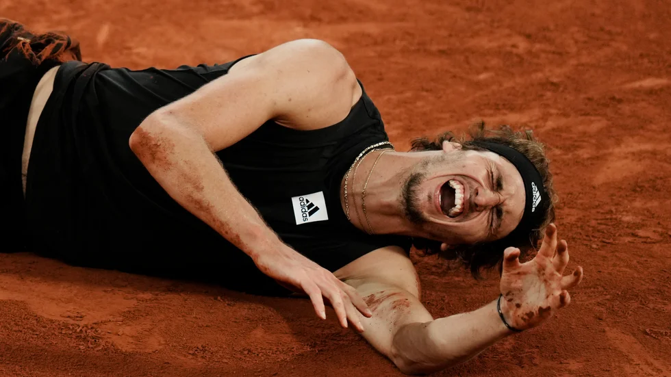 Alexander Zverev vred foten under semifinalen an Franska mästerskapen.