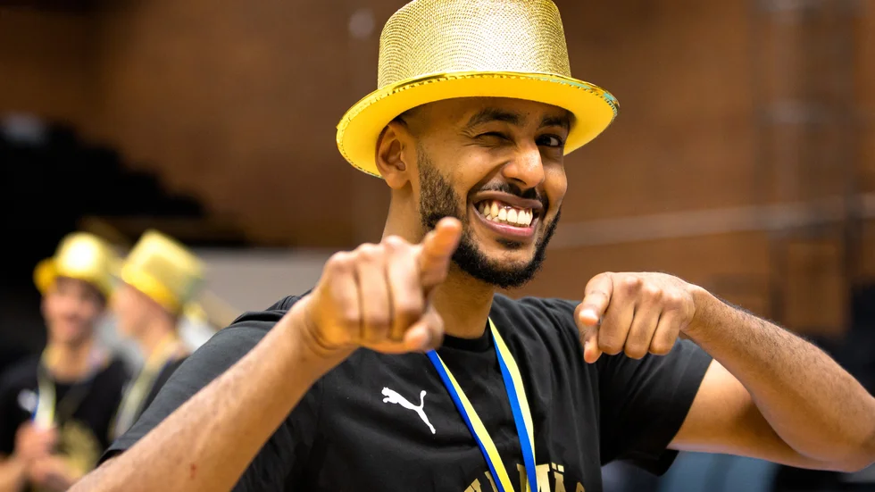 I guldhatt i Östersund. Nathan Dawit vill gärna försvara den titeln i vinter, han har skrivit på nytt kontrakt med Dolphins.