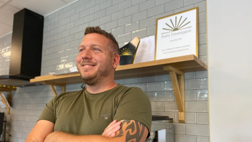 Kaj Lundberg visar stolt upp diplomet från Ödeshögs företagarförening.