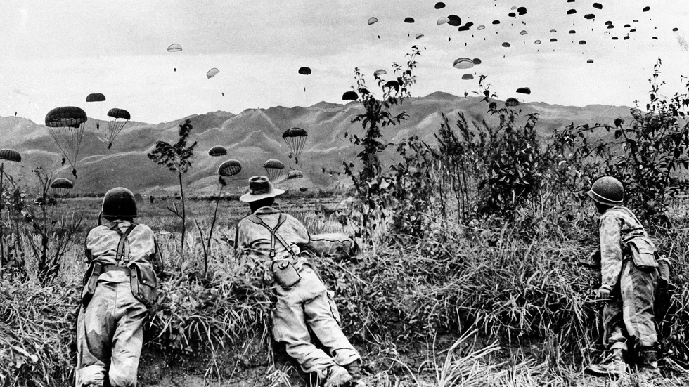 Franska fallskärmtrupper i närheten av Dien Bien Phu 1953. Skribenten berättar om hur platsen var nära en kärnvapenattack året efter.