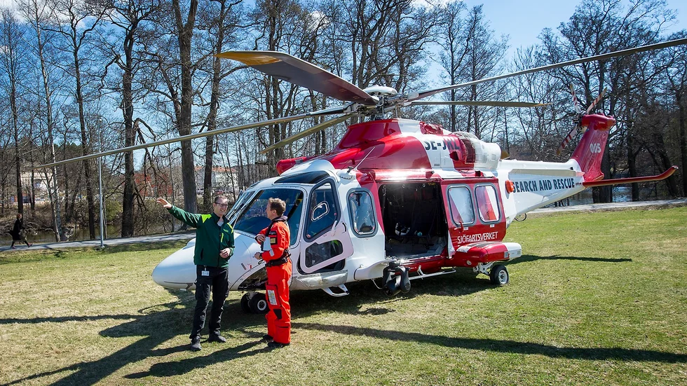 Här, på en gräsplätt nära sjukhuset och Nyköpings Waldorfskola, landade Sjöfartsverkets helikopter.