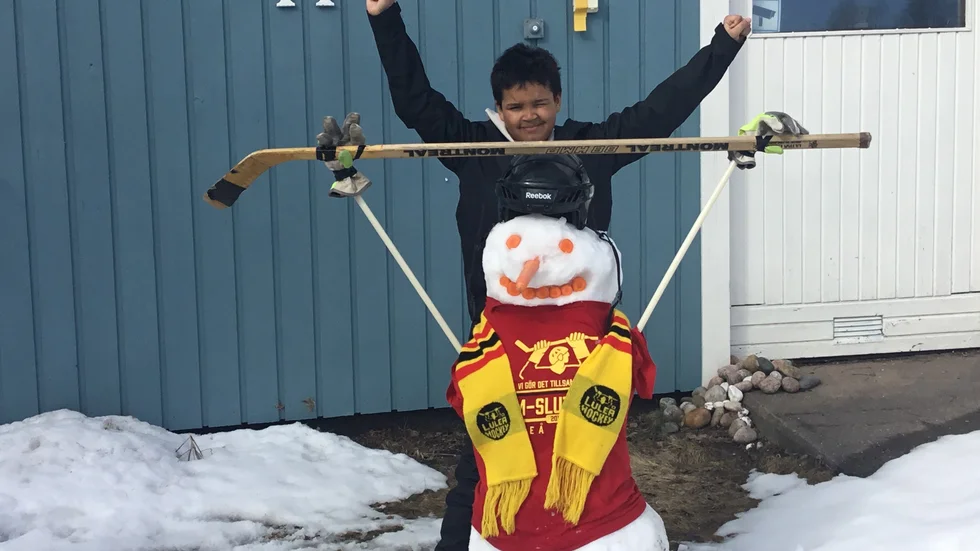 Milo Lindmark, åtta år, bygger hockeyspelare med morfar Mats.