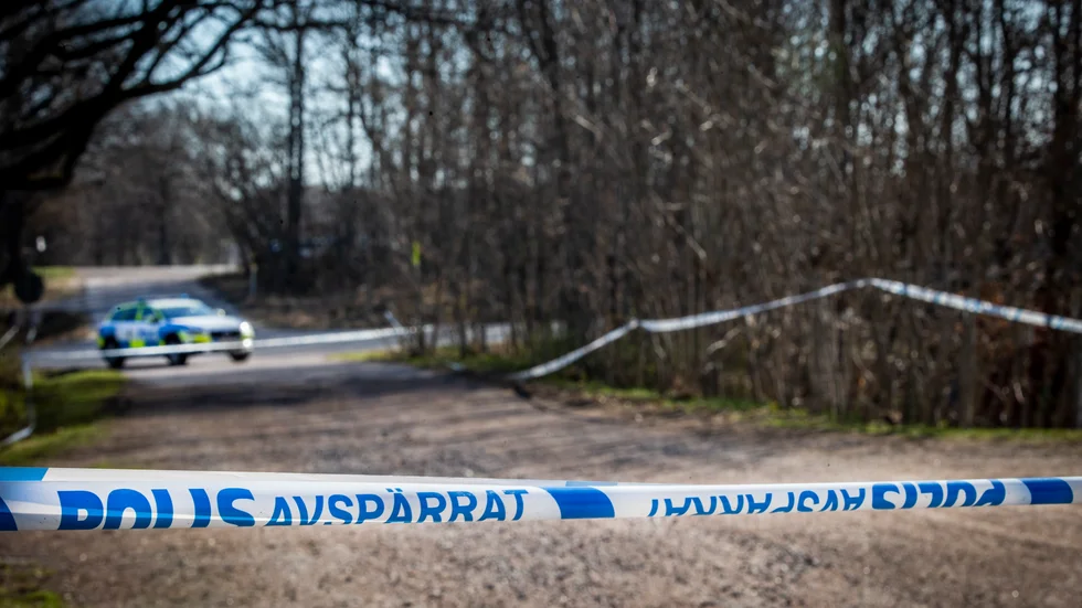 Polisen har spärrat av kring fastigheten där rånet skedde utanför Norrköping.