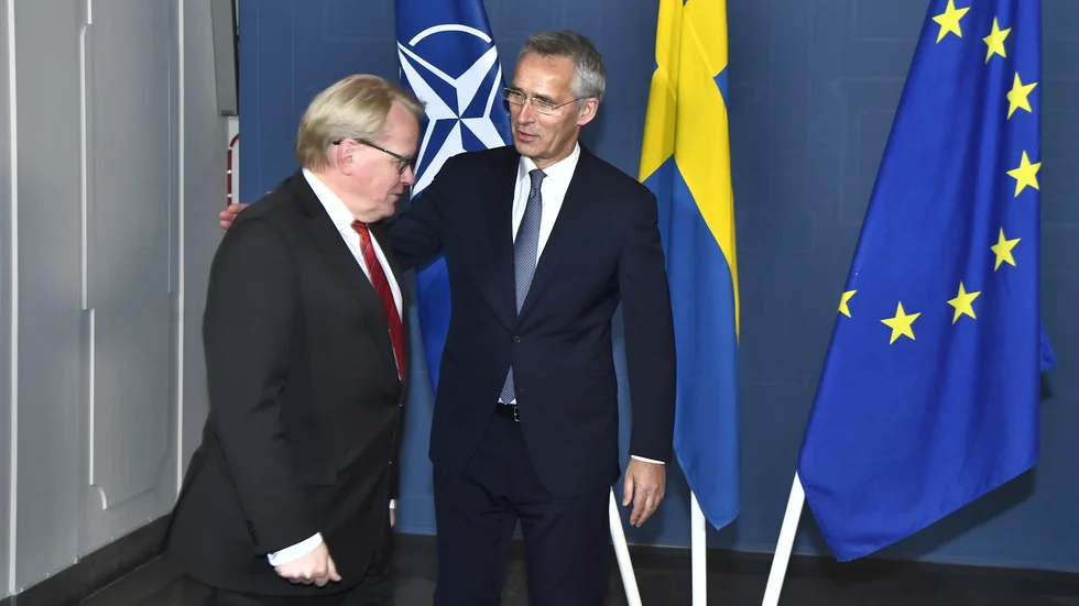 Två socialdemokrater med väldigt olika syn på säkerhetspolitik: Sveriges försvarsminister Peter Hultqvist (S) och Natos generalsekreterare Jens Stoltenberg. 