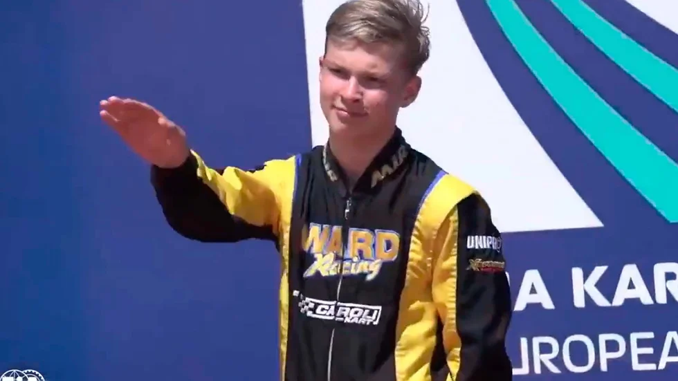 På TV-bilderna från prisutdelningen syns när Artem Severiukhin facisthälsar.