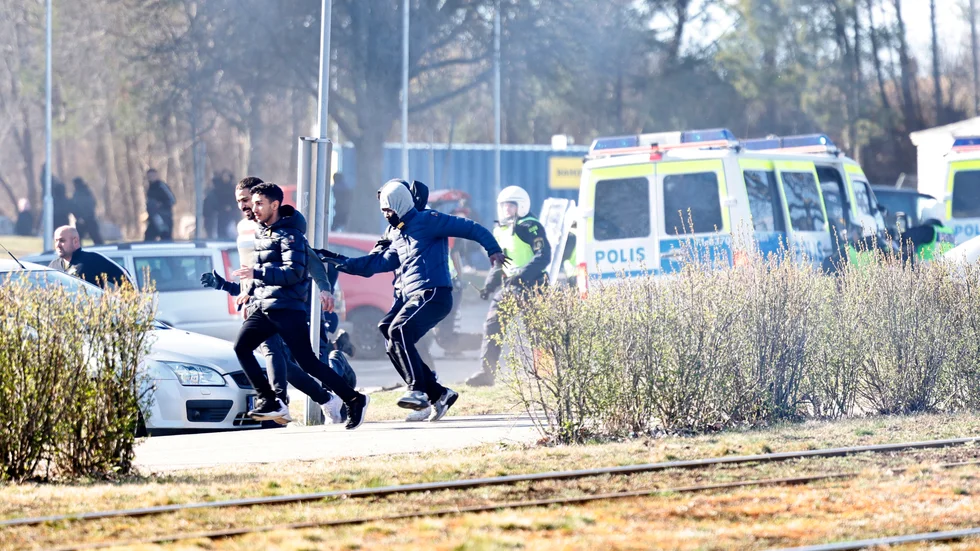 Kriminella våldsverkare i Norrköping behöver möta en stenhård attityd från polis och andra delar av staten. 
