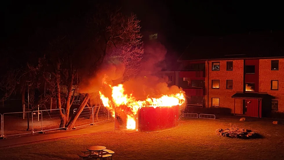 Under natten till måndag larmades SOS om en brand i ett fristående soprum.