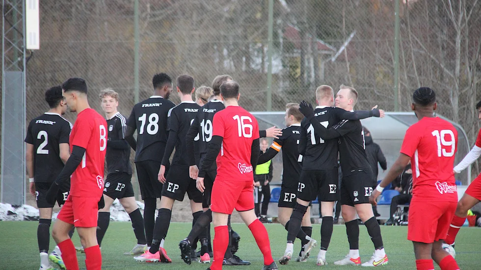 Laginsatsen, med bästa inställningen på länge sett över 90 minuter, gav en 2-0-seger. Längst till höger av Fannaspelarna kramar debuterande Joakim Pettersson om 1-0-skytten Tosse Larsson, båda i ESK-tröjan förra säsongen.