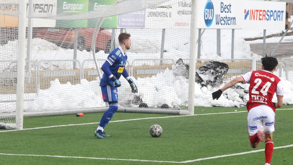 Motala AIF:s målvakt Andreas Carlström i spel som sista utpost mot Sandviken. Maif gjorde det bra och pressade seriefavoriten, men hemmalaget vann till slut.