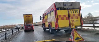 Två personbilar har krockat på Bergsviksbron