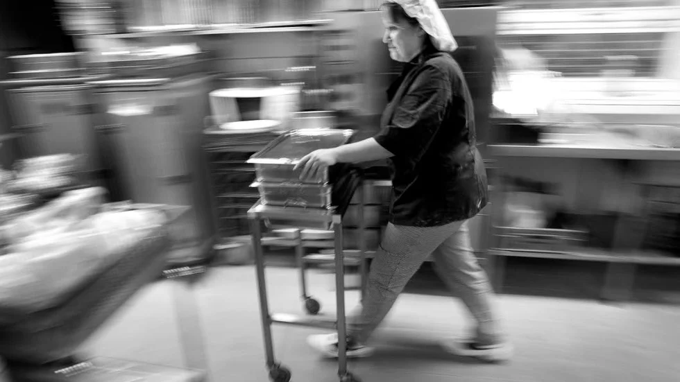 Mår dåligt. Stressen i skolkök och matsal på Björknäsgymnasiet gör att personalen sliter. Den mår dåligt, känner ångest och får huvudvärk. Personen på bilden har ingen anknytning till texten.