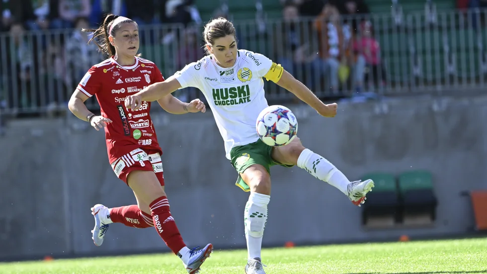 Piteås Katarina Guillou och Hammarbys lagkapten Hanna Folkesson i kamp på "Kanalplan".