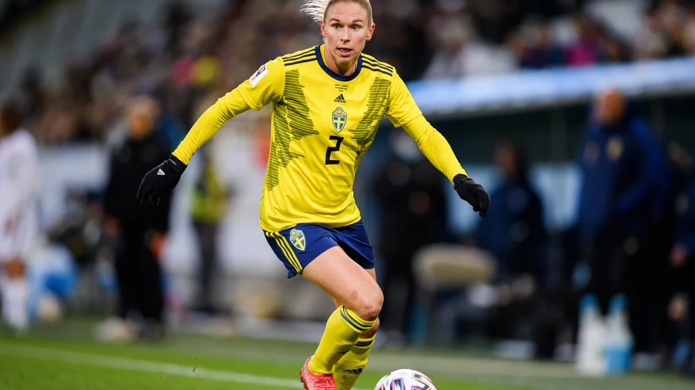 Mjölbytjejen Jonna Andersson och landslaget spelar om en VM-plats i Göteborg i kväll.