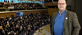 ”Ledande politiker, starka kapitalägare och massmedia drar åt samma likriktande håll”