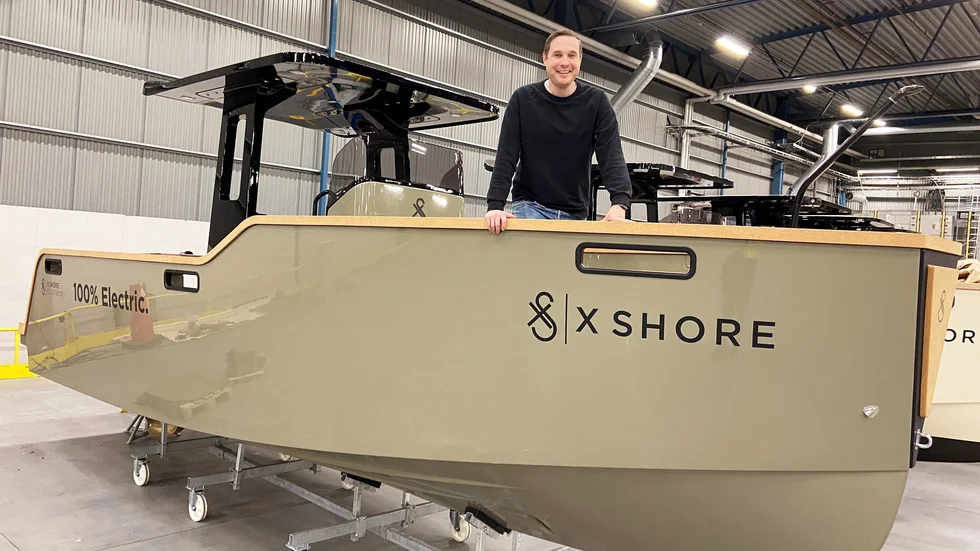 Nyligen blev den första elbåten som producerats vid anläggningen i Nyköping klar. Nu får bolaget pris av Östsvenska handelskammaren. Hedrande, tycker Elias Wästberg, fabrikschef.
