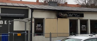 Kraftig brand i pizzeria i Katrineholm i natt: "Personer sågs springa från platsen"