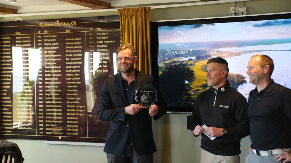 Petter Lindblad är årets Greenkeeper 2021. SGA:s ordförande Kristian Hägglund till höger i bild. 